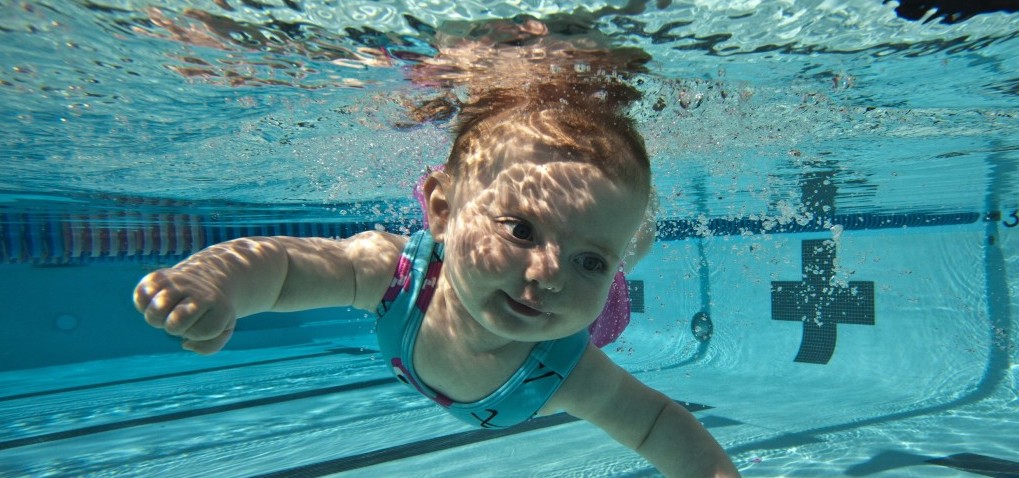 Hoekom peuters van kleins-af moet leer swem