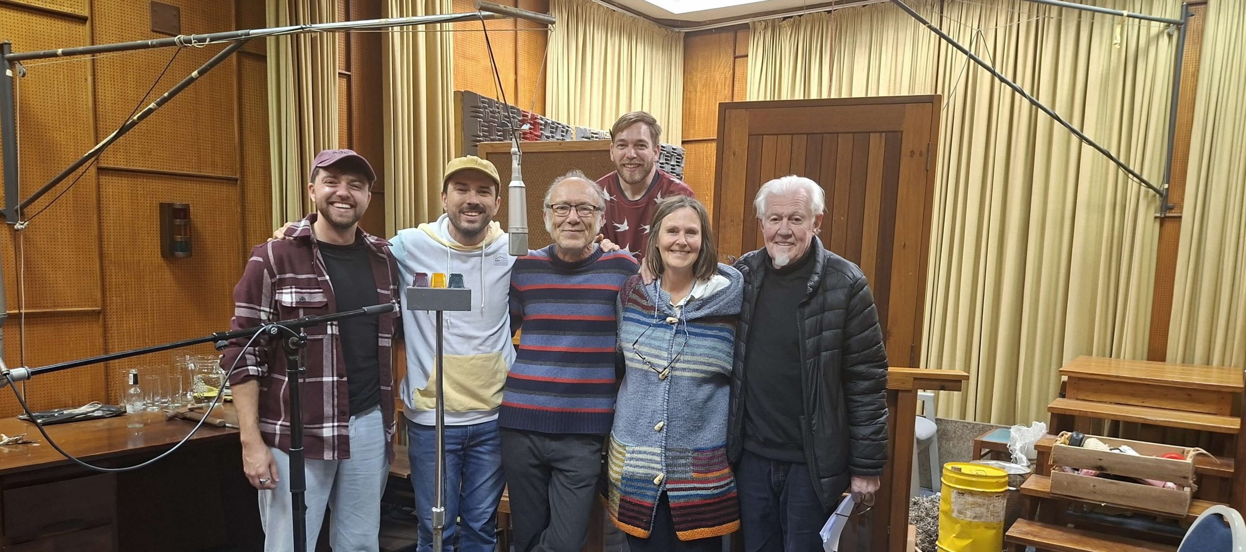 Eben Cruywagen se laaste radiodramaverwerking bring “Stinkhout” met groot Afrikaanse sterre na RSG