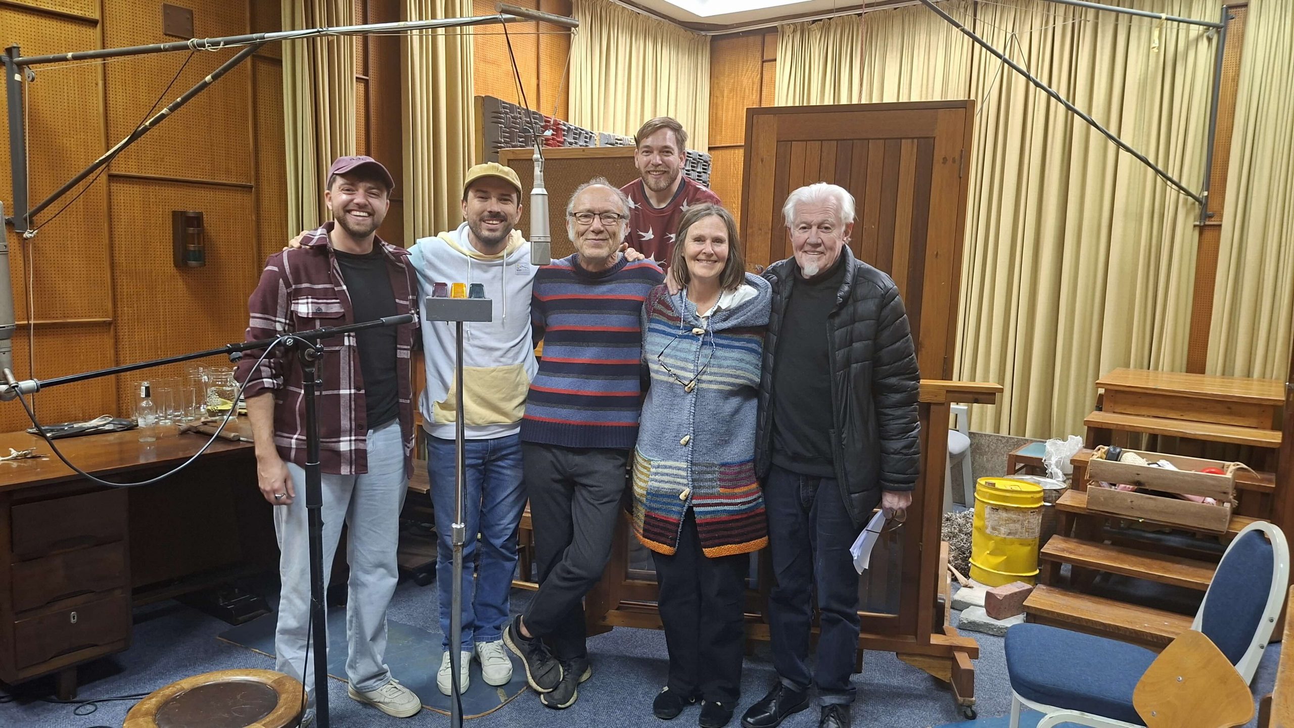 Eben Cruywagen se laaste radiodramaverwerking bring “Stinkhout” met groot Afrikaanse sterre na RSG