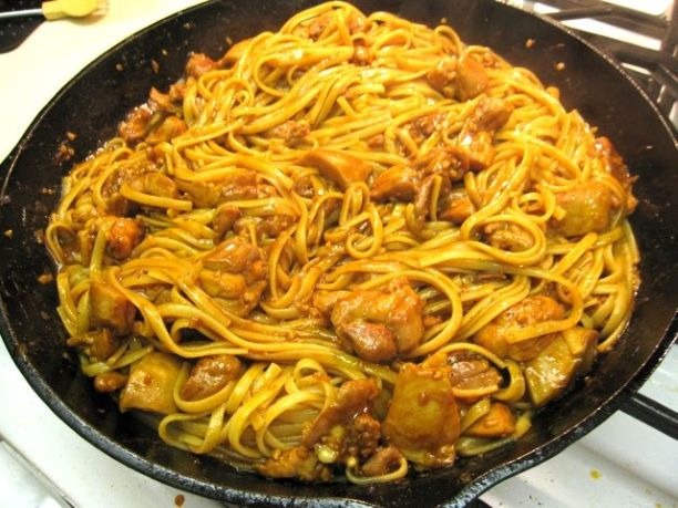Spaghetti-kerrie-hoender