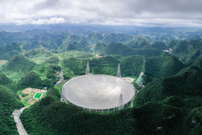 Hoe lyk en werk China se groot FAST radioteleskoop?